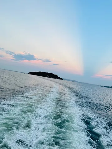 夕暮れ時の航跡、島影と空のグラデーション