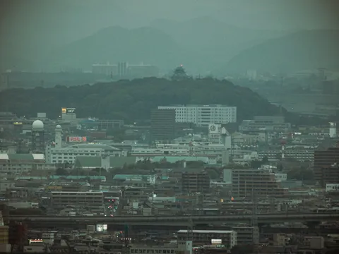 不気味な空気に佇む城