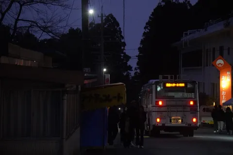 夜のバス停、旅立ちの予感