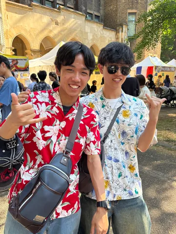 賑わう街角、明るい笑顔