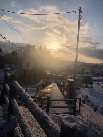 雪化粧の道、夕陽の温もり