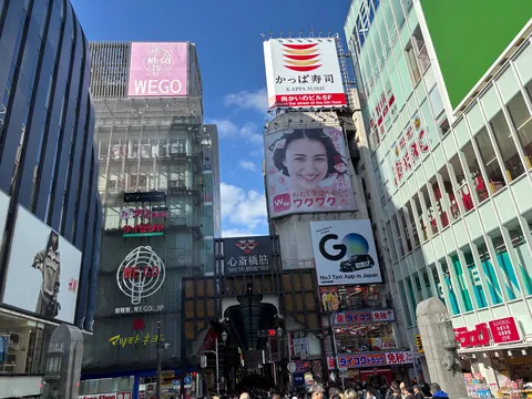 広告と街の光景が躍る
