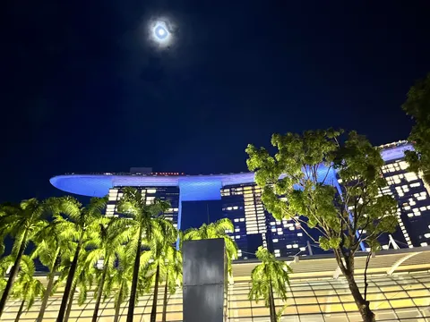 月夜に浮かぶ摩天楼