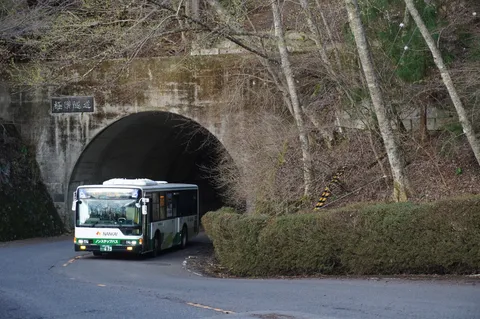 トンネルを抜ける、静かなバス旅