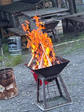 焚き火に映える夏の宵