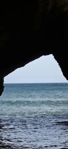 暗がりの向こう、波打つ海