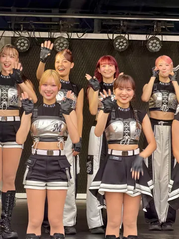 銀黒の衣装で元気いっぱい