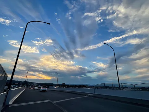 夕暮れ、橋上の光の筋
