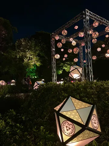 夜風に揺れる灯りの庭