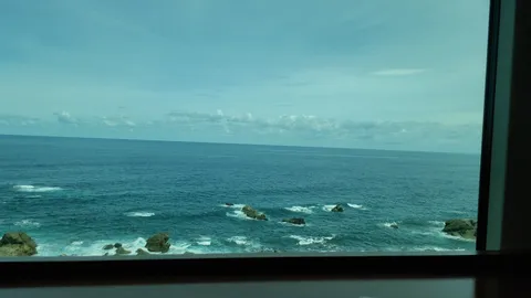 窓辺からの静かな海景