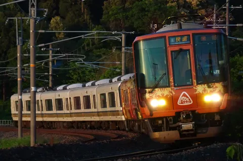 力強くカーブを行く列車