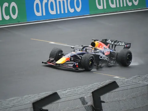雨粒を纏い疾走するF1マシン