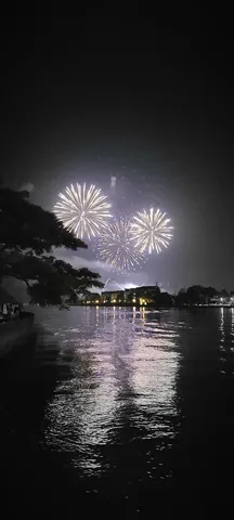 水面に映る光の協奏曲