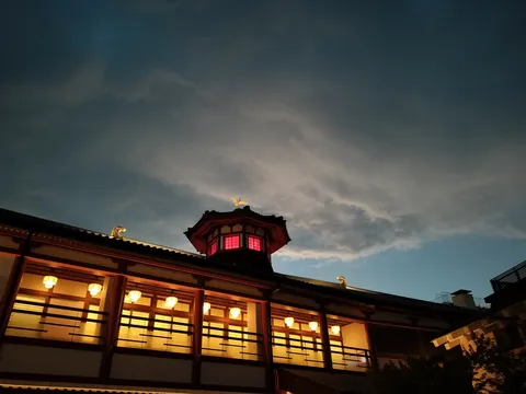 雲間から覗く、灯りの物語