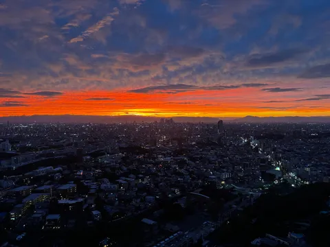 夕暮れ光が街を染める