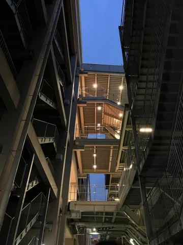 光と階層の空間美