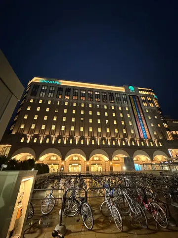 夜のアーチと自転車が映える