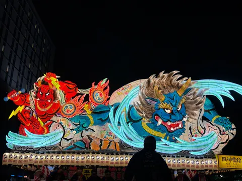 夜空を彩る神々の躍動