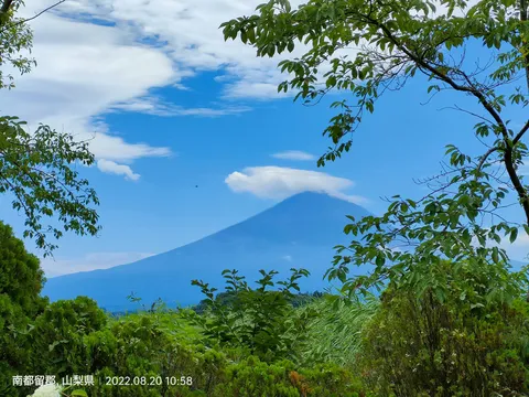 雲を纏う雄大な山のシルエット