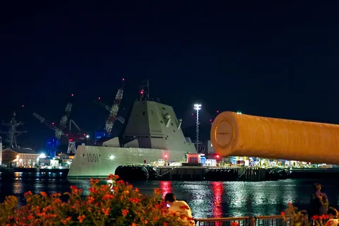 夜港の巨大構造物