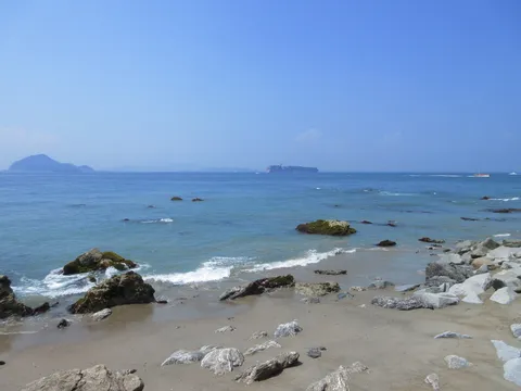 海辺の静かな時間、貨物船と灯台
