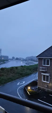 霧雨と水路の憂鬱な風景