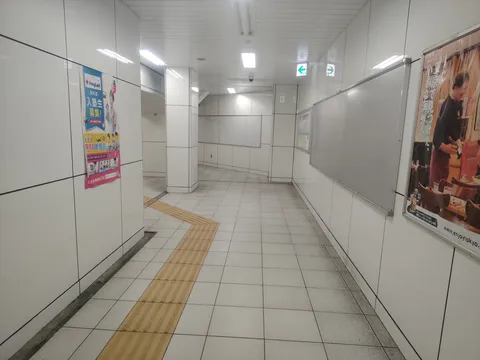 駅の日常、静かな通路