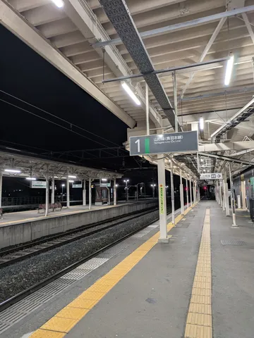 真夜中の山形線、静寂のホーム