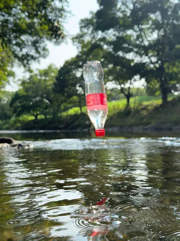 水面を彩る、瞬間と漂流