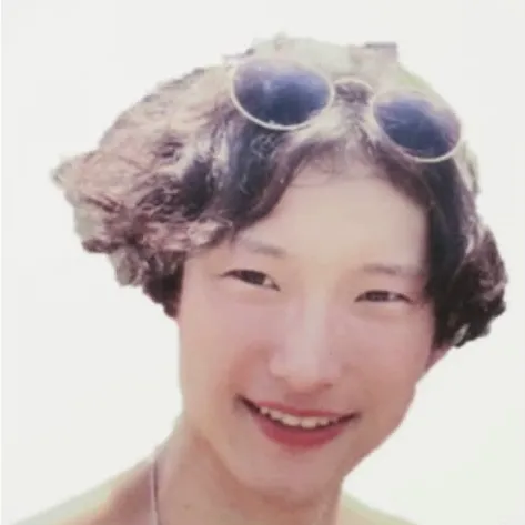 笑顔とサングラスの輝き