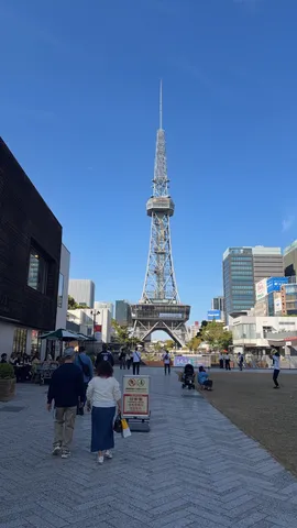 空と塔の昼下がり