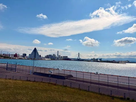 青空と未来都市のコントラスト