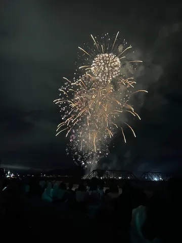 夜空に咲く光の橋影