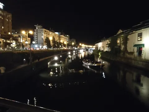 夜の水路に灯る光の線