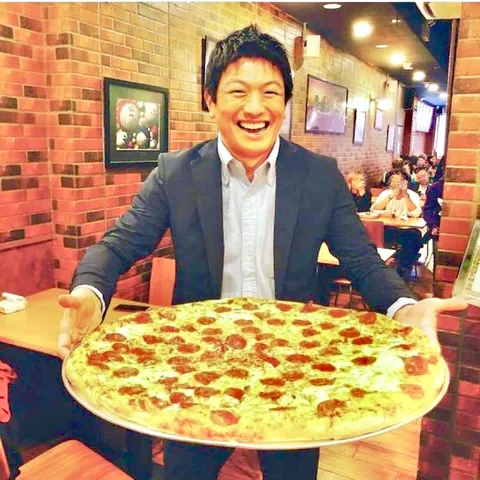 特大ピザと満面の笑み