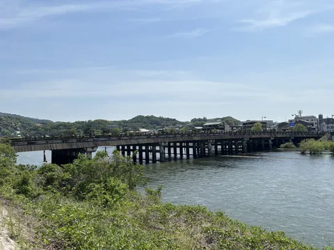 水辺にかかる長い橋