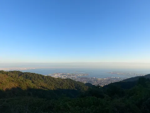 海と街を見渡す朝の風