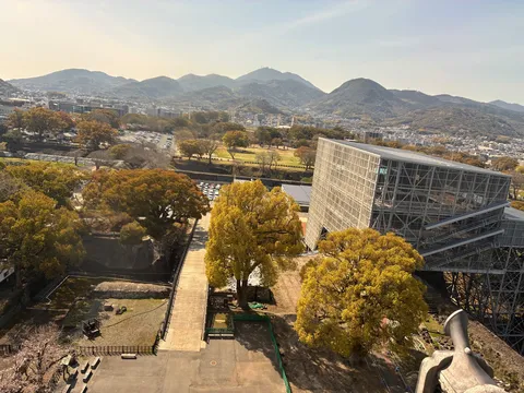 現代建築と錦秋の街を望む