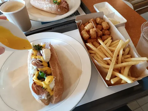 とろける黄のパンチホットドッグ