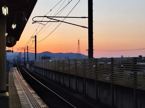夕焼け染まる駅のホーム