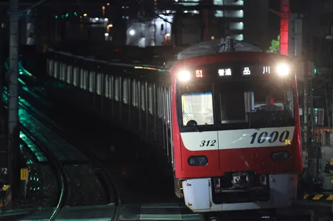 雨夜を走る1000系のローカル線