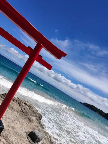 青い海へ伸びる赤い門