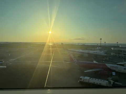 夕陽に映える空港風景