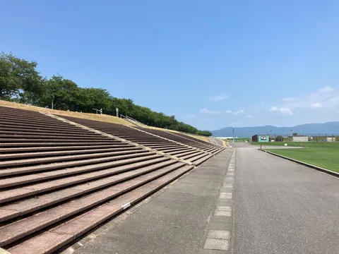 広がる空とスタジアムの階段
