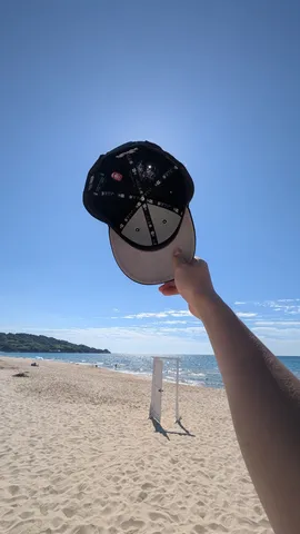 帽子越しの青い海