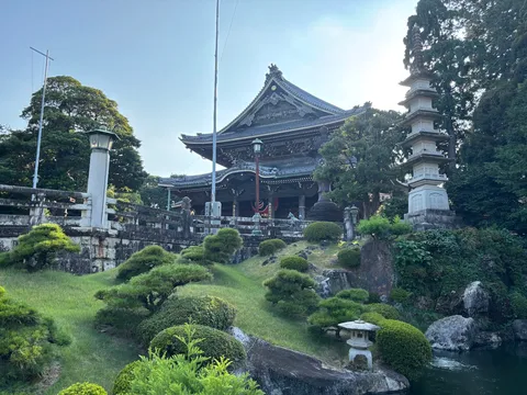 静寂の古刹、緑映える庭園