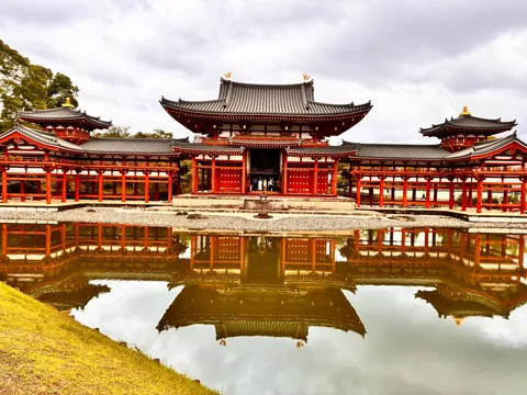水鏡に映る荘厳な趣