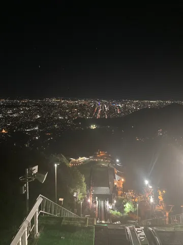 夜景とリフトの光跡