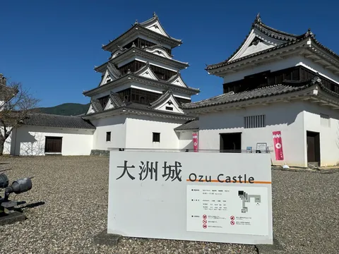 青空に映える白い城楼