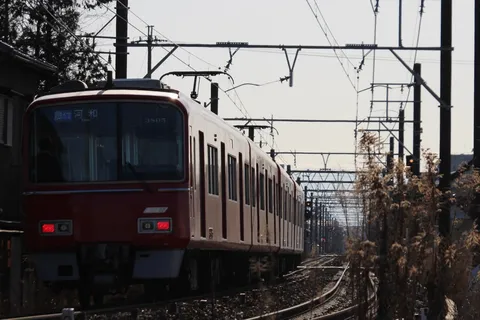 夕暮れ、駅へ向かう鈍色の列車
